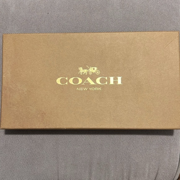 Authentic Coach crossbody , never used will come just as pictured - Picture 4 of 4